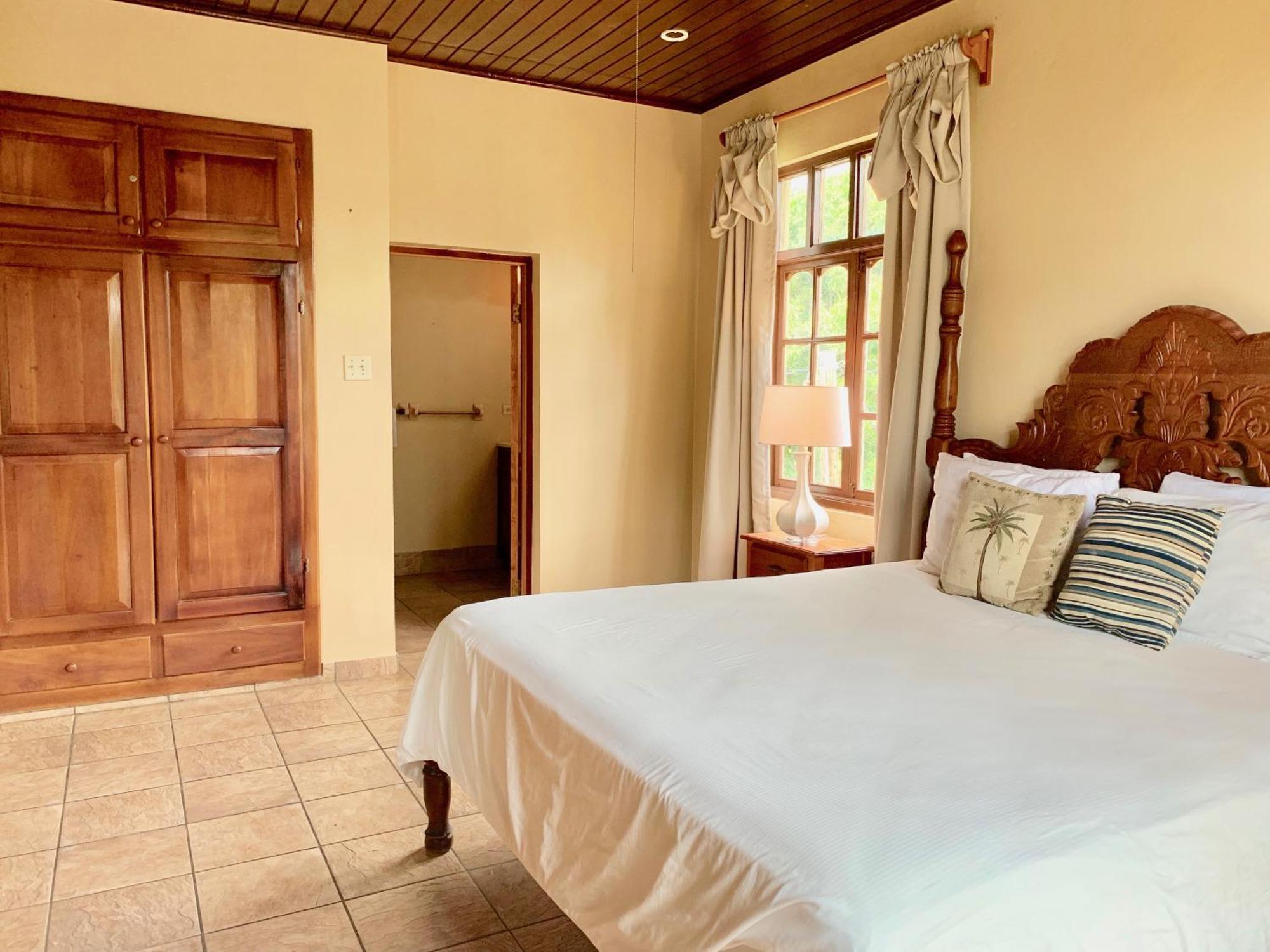 The Westender Inn Негрил Номер фото