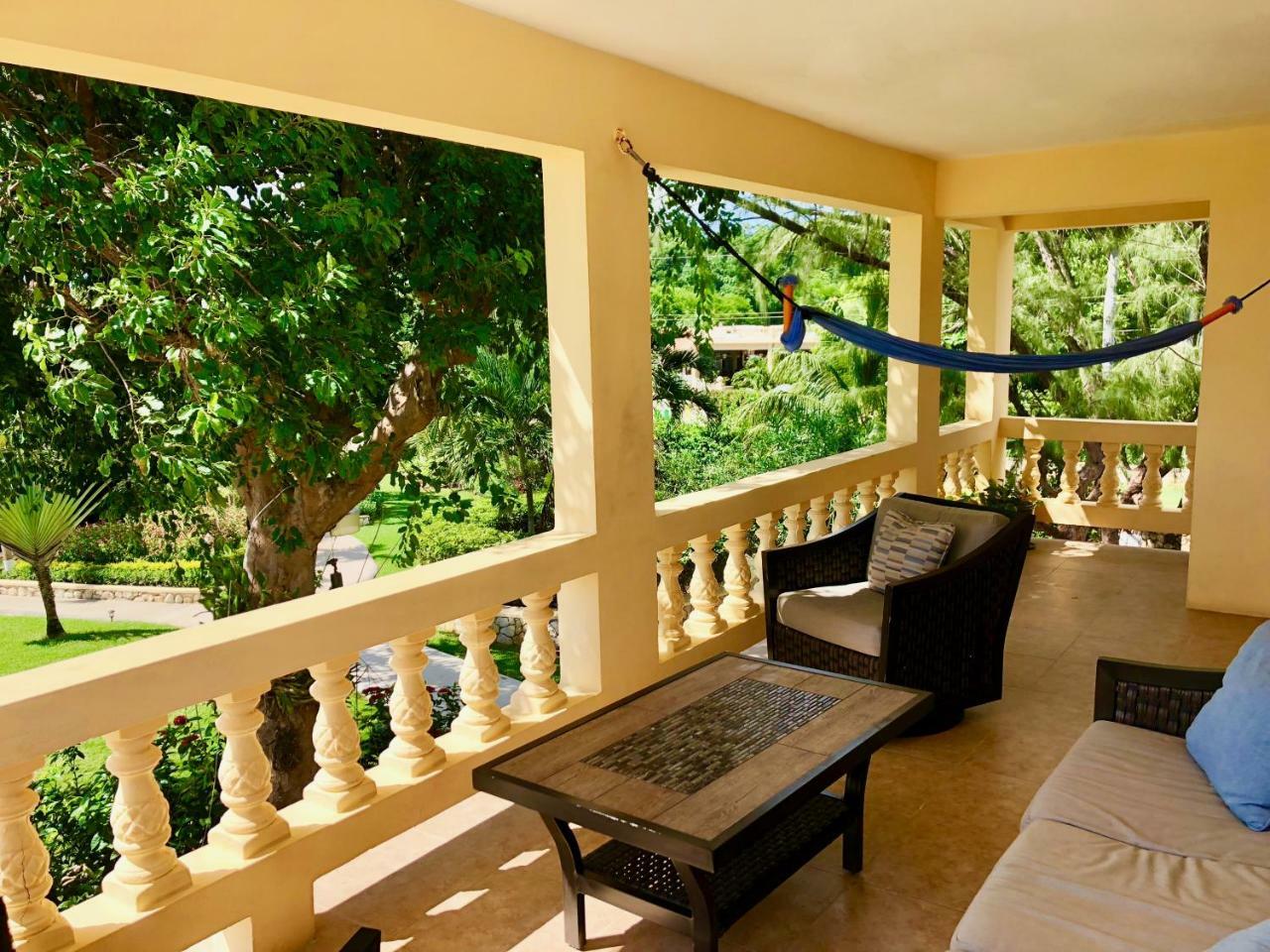 The Westender Inn Негрил Номер фото
