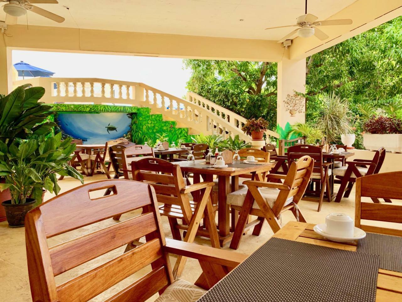 The Westender Inn Негрил Экстерьер фото